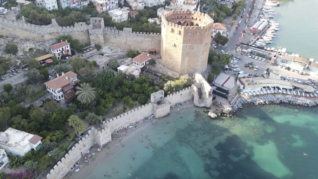 Soğukkapı Plajı ziyaretçilerini tarihi yolculuğa çıkarıyor