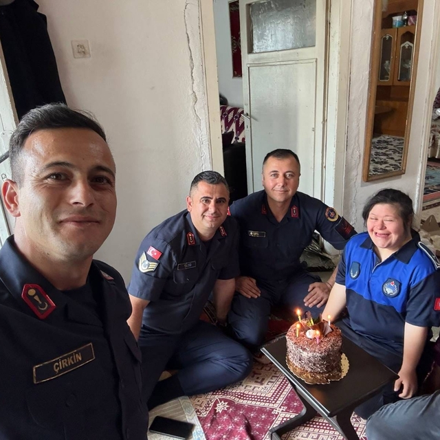 Kırşehir'de jandarmadan down sendromlu Sıla'ya doğum günü sürprizi