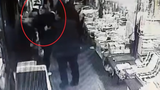 Köylü pazarında kadın esnafın 'bel kıran' müşteri kavgası kamerada