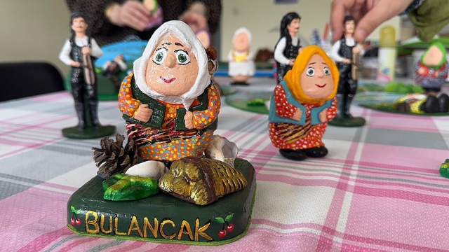 Karadenizli yaşlı kadınları tasvir ettiği taş bebekler ev hanımının gelir kapısı oldu