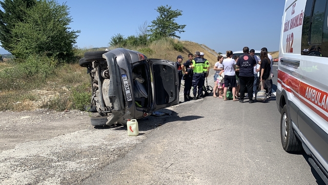 3'ü çocuk 5 kişinin içinde olduğu otomobil takla attı