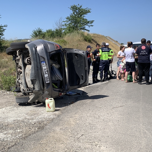 3'ü çocuk 5 kişinin içinde olduğu otomobil takla attı
