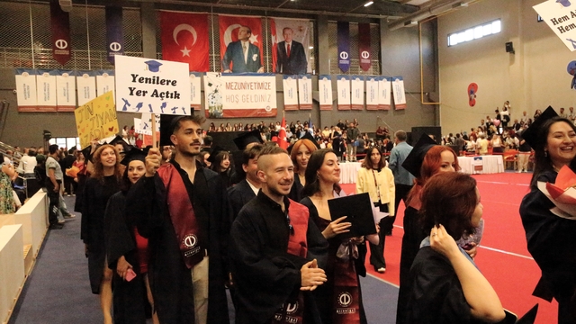 Anadolu Üniversitesinde lisans programlarının mezuniyet törenleri başladı