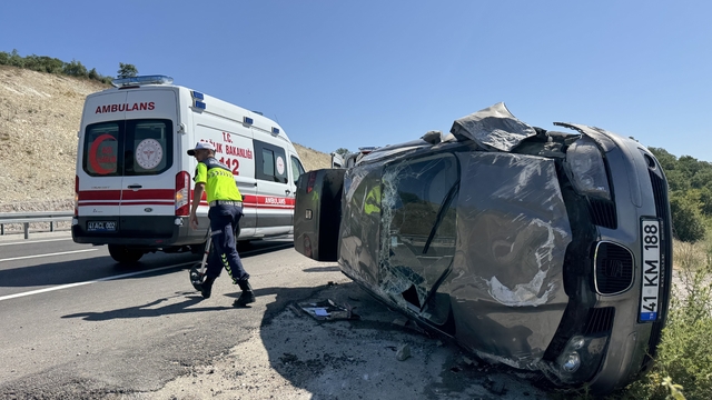 Kocaeli'de takla atan otomobildeki 5 kişi, kazadan yara almadan kurtuldu