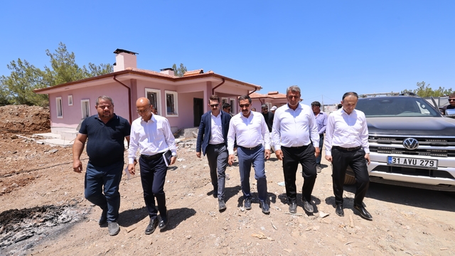 Hatay Arsuz'da kırsal afet konutlarının yapımı sürüyor