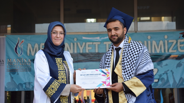 Manisa'da öğrenim gören Filistinli üniversite öğrencisi birincilikle mezun oldu