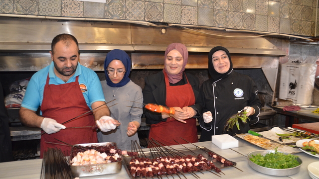 Muş'ta aşçılık kursuna katılan kadınlar restoranda kebap pişirip döner kesti