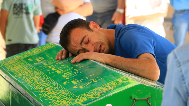 Kazada ölen 3 yaşındaki Efe toprağa verildi; acılı baba ayakta zor durdu