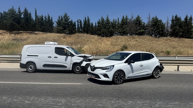 Edirne'de otomobil ile hafif ticari aracın çarpışması sonucu 2 kişi yaralandı