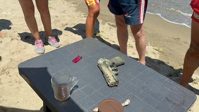 Denizde yüzen çocuk tabanca buldu