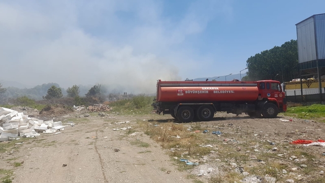 Tesisin çöplük alanında yangın; ekipler müdahale ediyor