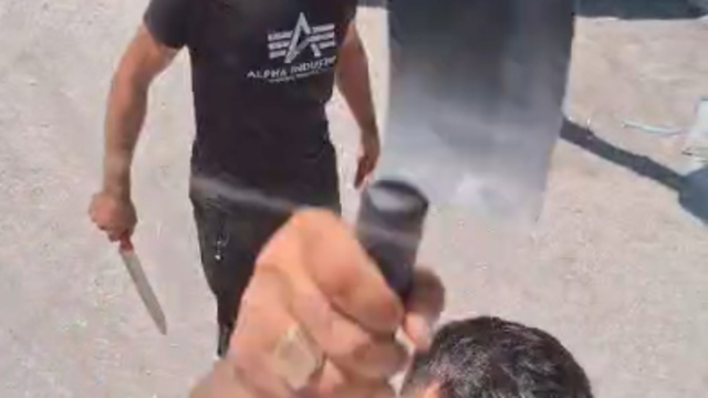 'Yol verme' tartışmasında TIR'a satırlı saldırı kamerada