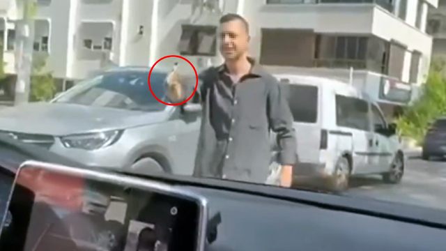 Trafikte tartıştığı kadınlara tabanca doğrultan sürücü gözaltında