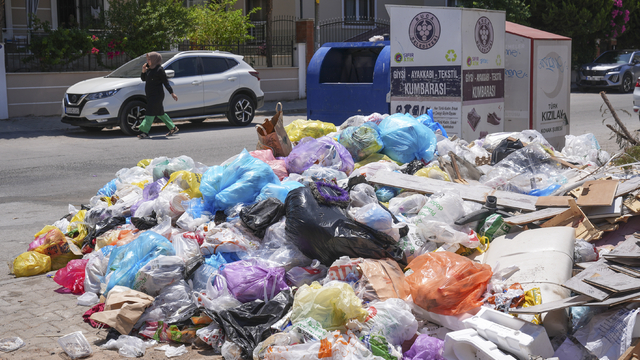 İzmir Buca'da 8 gündür süren "düzensiz maaş" eylemi nedeniyle çöp yığınları oluştu