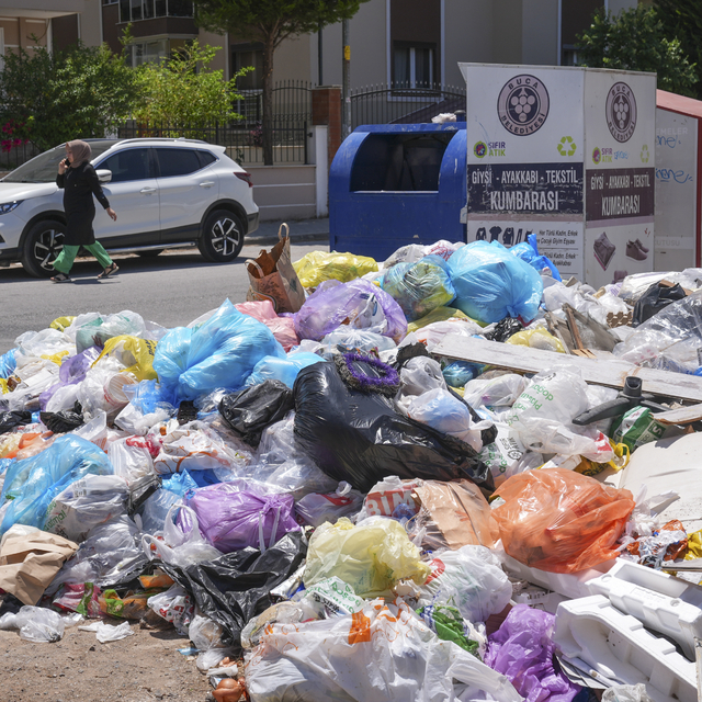 İzmir Buca'da 8 gündür süren "düzensiz maaş" eylemi nedeniyle çöp yığınları...