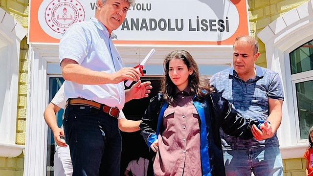 Van'da okulda başlatılan kampanyayla tedavisi yapılan serebral palsili öğrenci, mezuniyet heyecanı yaşadı