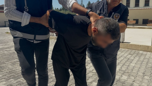 Tartıştığı arkadaşını boğazını keserek öldürdü (2)