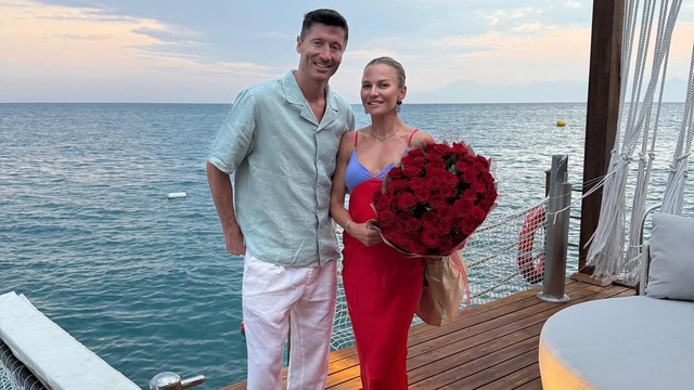 Polonyalı forvet Lewandowski ailesiyle Antalya'da tatilde