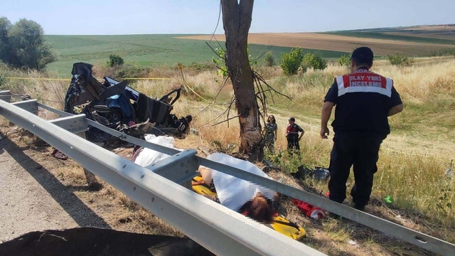 Edirne'de otomobil, ağaca çarptı; 2'si çocuk 5 ölü, 1 yaralı