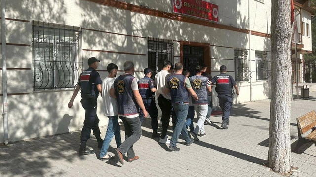 Kendilerini bankacı olarak tanıtıp, 144 bin lira dolandırdılar; 4 tutuklama