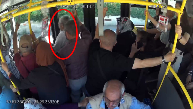 Kırıkkale'de halk otobüsü şoförü, fenalaşan yolcuyu hastaneye götürdü