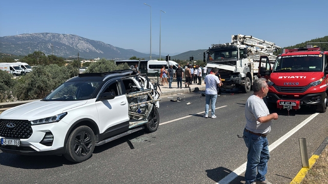 Beton mikseri otomobile çarptı; 2'si ağır 4 yaralı