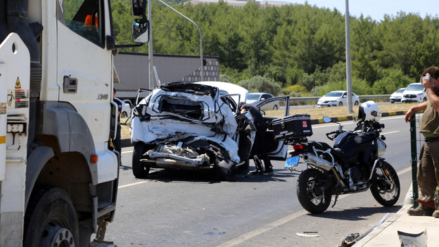 Muğla'da beton mikserinin çarptığı otomobildeki 4 kişi yaralandı