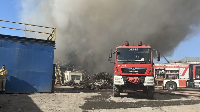 Kocaeli'de hurda yangını