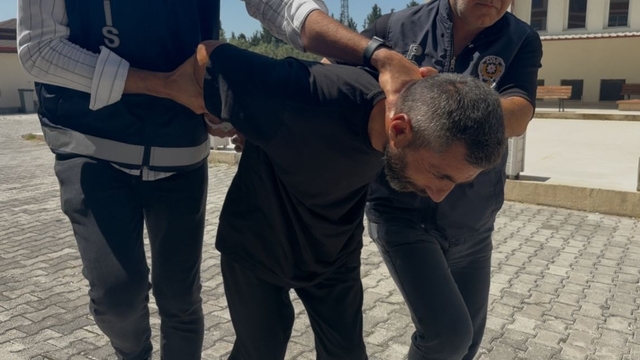 Tartıştığı arkadaşını boğazını keserek öldürdü (3)