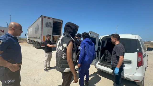 İtalya'ya geldiklerini zanneden 3 kaçak, TIR'dan atlayıp kaçmaya çalıştı