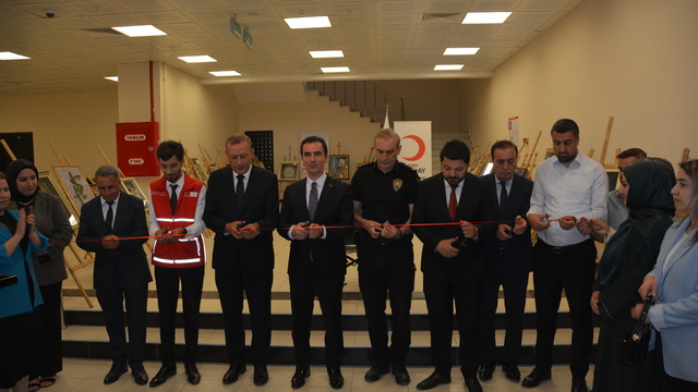 Bitlis'te özel gereksinimli bireyler yararına sergi açıldı