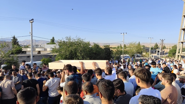 Mardin'de TIR ile otomobil çarpıştı: 2 ölü, 1 ağır yaralı (3)