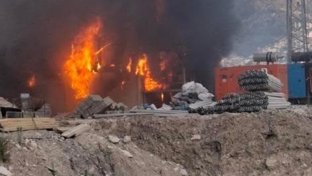 Şantiyesinde işçilerin kaldığı konteynerler yandı