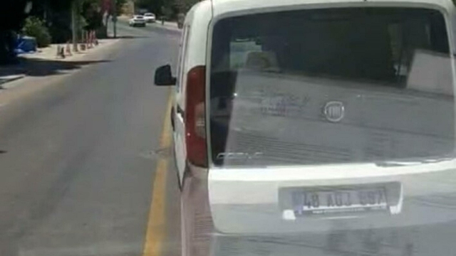 Bodrum'da ambulansa yol vermeyen sürücüye 933 lira ceza; olay anı kamerada