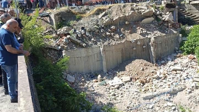 Otomobille çarpışan hafif ticari aracın dereye yuvarlandığı kaza kamerada: 3 yaralı