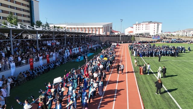 Bitlis Eren Üniversitesinde öğrenciler mezuniyet sevinci yaşadı