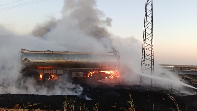 Mardin'de seyir halindeyken yangın çıkan tanker kullanılamaz hale geldi