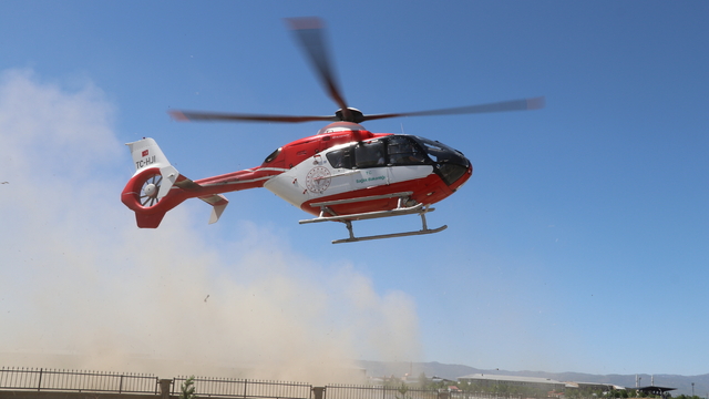 Ağrı'da solunum rahatsızlığı yaşayan bebek ambulans helikopterle Bitlis'e nakledildi