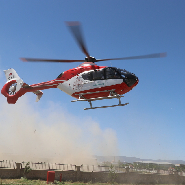 Ağrı'da solunum rahatsızlığı yaşayan bebek ambulans helikopterle Bitlis'e n...