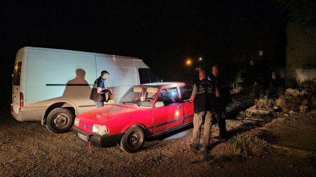 Çorum'da park halindeki otomobili çalan 2 şüpheli yakalandı