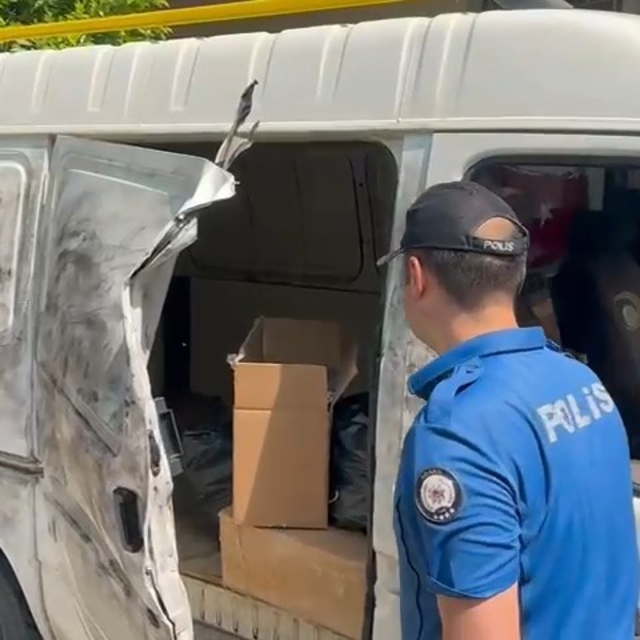 Cezaevindeki ağabeyinin minibüsünü uyuşturucu hap deposuna dönüştürmüş