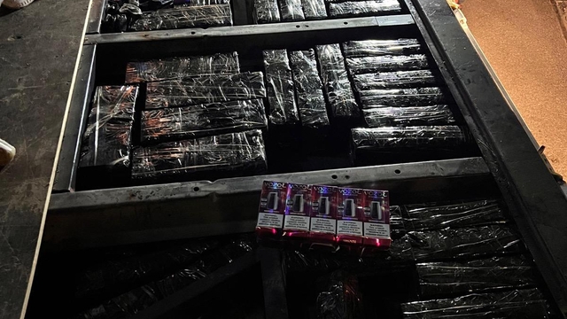 Adana'da kamyonette gümrük kaçağı elektronik sigara ele geçirildi