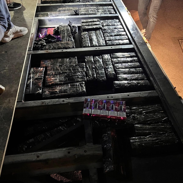 Adana'da kamyonette gümrük kaçağı elektronik sigara ele geçirildi