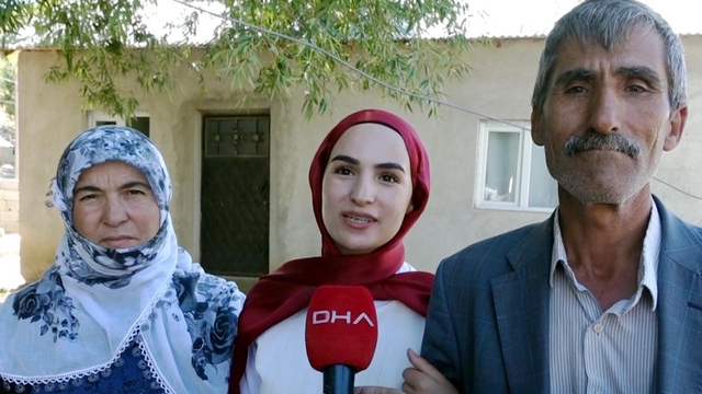 YKS sonrası kızını çiçeklerle karşılayan baba: Dünyanın en güzel anıydı