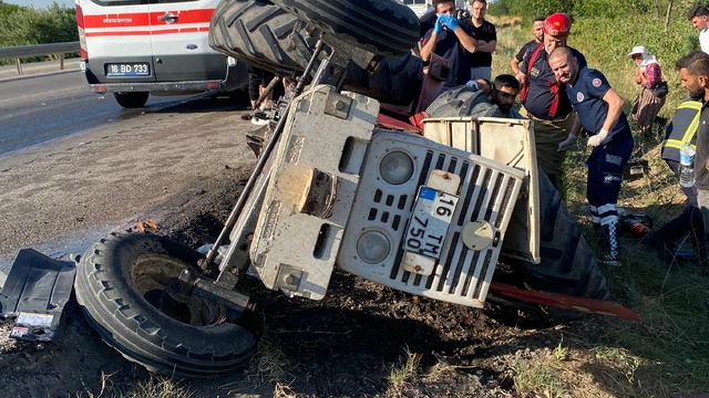 Karacabey'de traktör ile çekici çarpıştı 1 kişi yaralandı