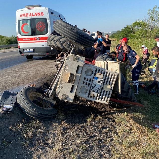 Karacabey'de traktör ile çekici çarpıştı 1 kişi yaralandı