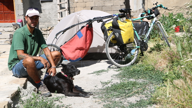 Şili'den bisikletle yola çıkıp köpeğiyle 80 ülke gezdi