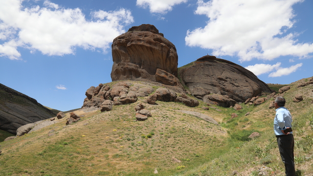 Başkale'de 4 mağaranın bulunduğu kayalık alan görenlerin ilgisini çekiyor