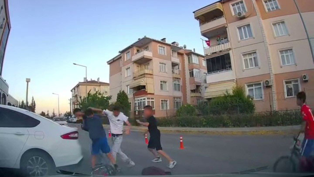 Sokakta kavga ettiler, çevredekiler ayırdı