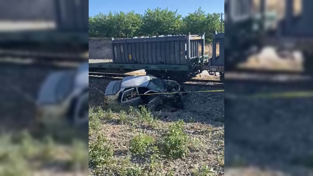 Malatya'da yük treni otomobile çarptı: 5 yaralı